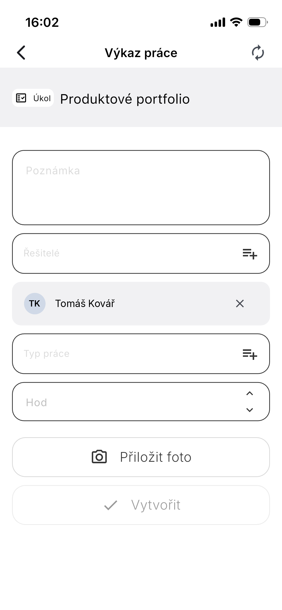 Výkaz práce v mobilní aplikaci ADAPTY — poznámka, řešitelé, typ práce, hodiny a možnost přiložit foto